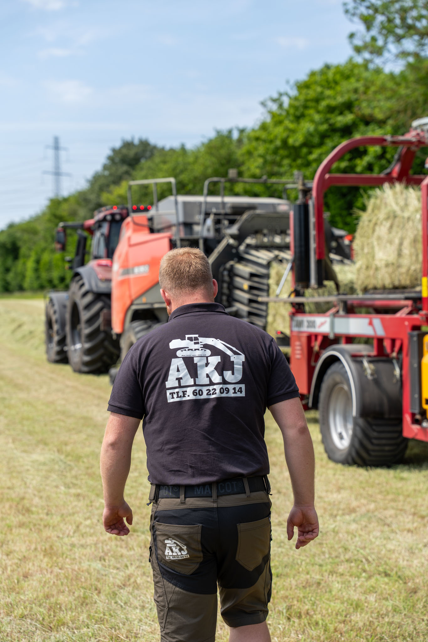 AKJ-medarbejder på vej mod traktor og wrapper
