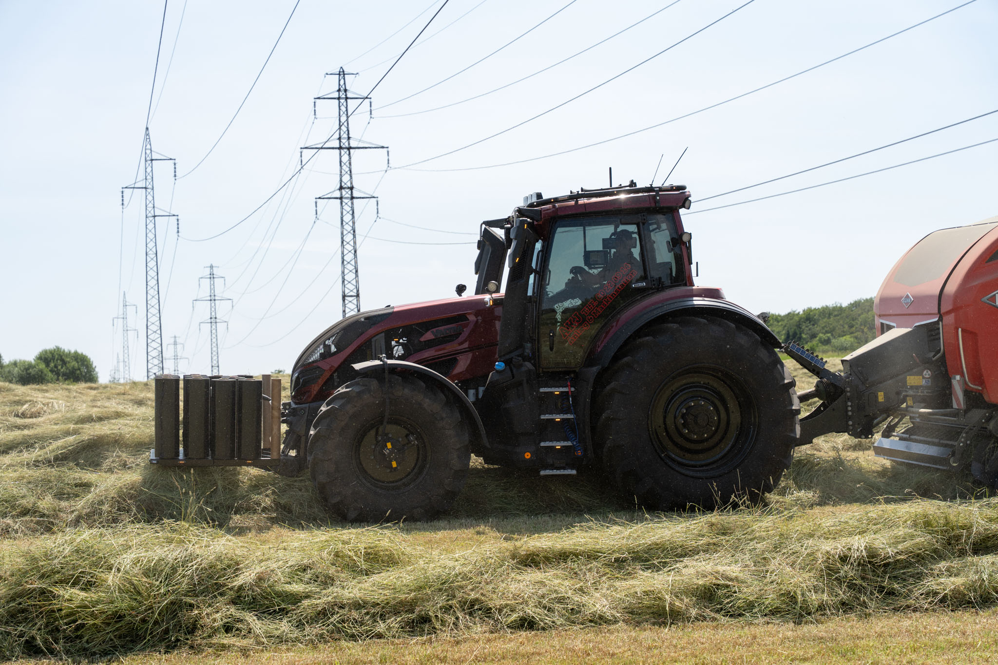 AKJs traktor med presser og wrapper i marken