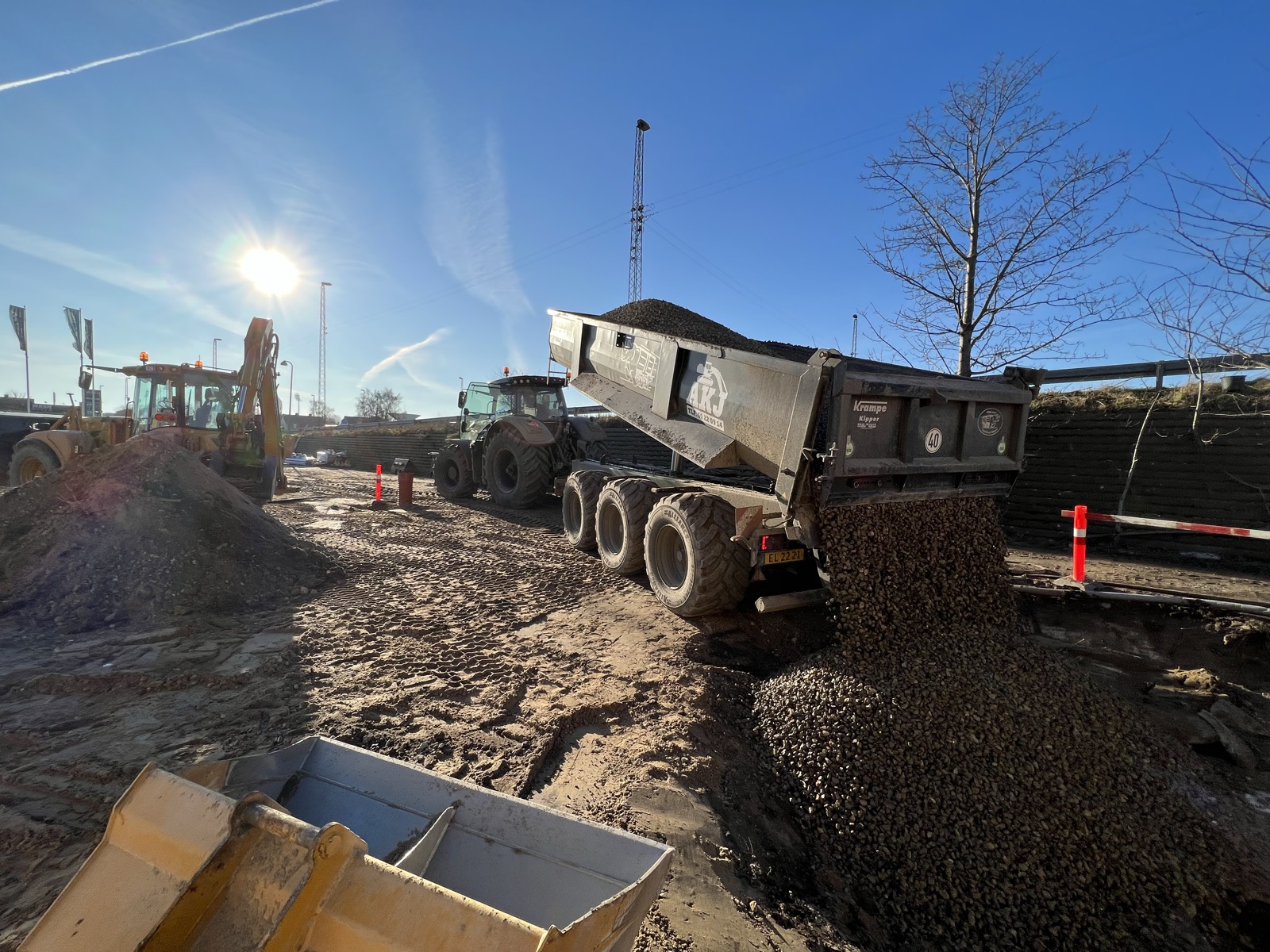 Dumper leverer grus på en opgave
