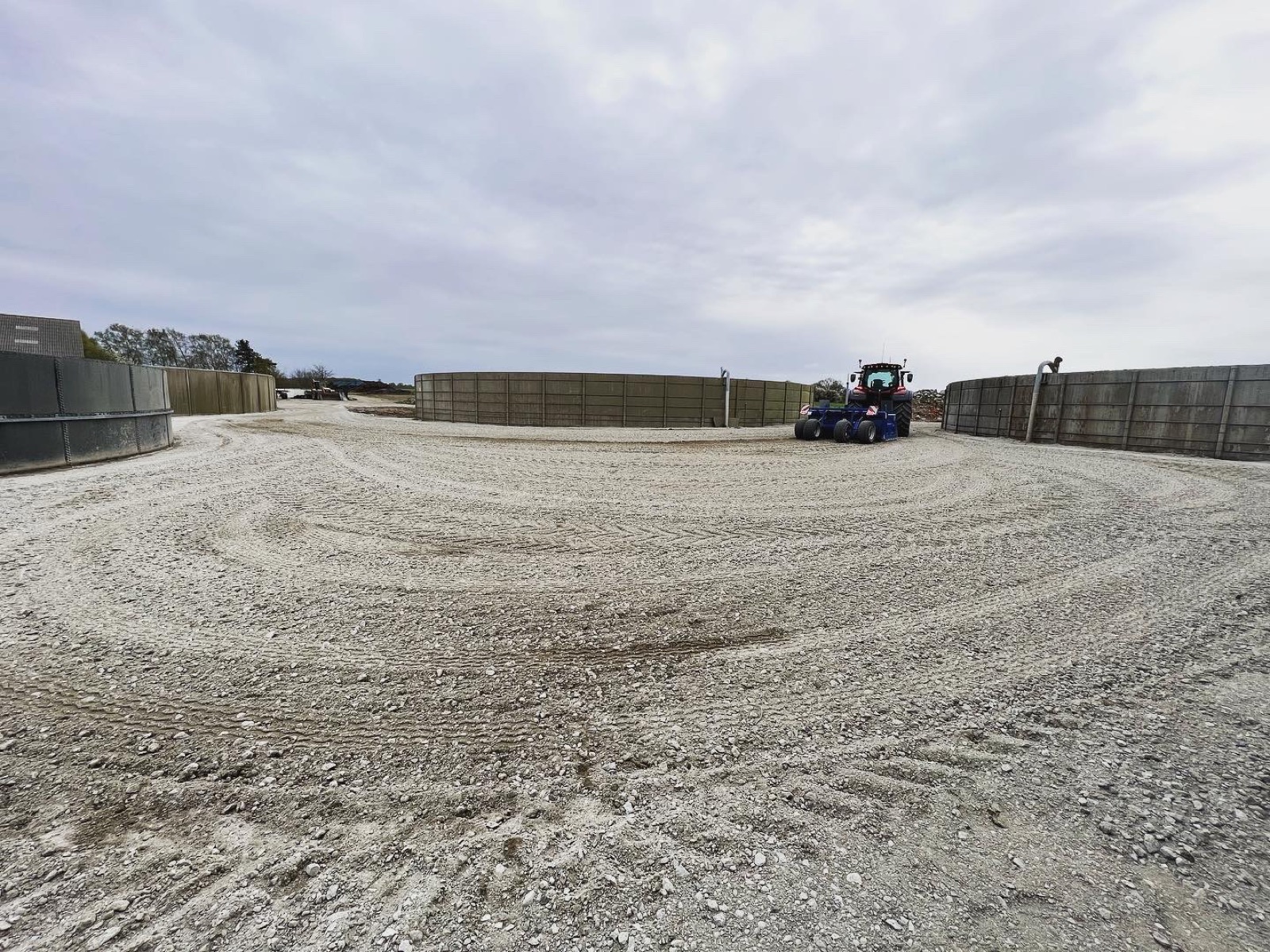 Nyanlagt grusplads med traktor