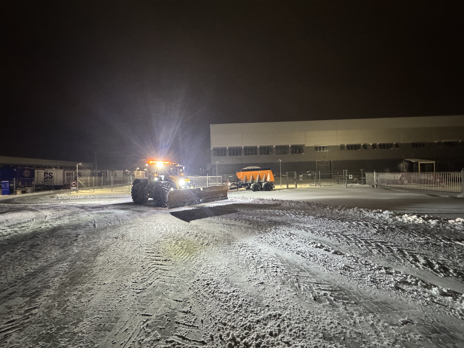 Snerydning på industriområde om natten